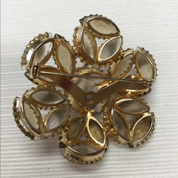 Lovely Brooch & Clip Earrings Set - Picture 5 of 6